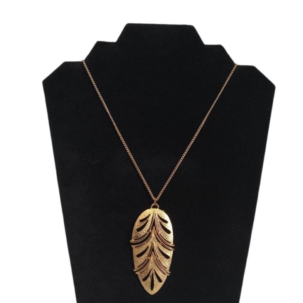 Avon Gold Toned Metal Single Strand Large Oversized Hinged Leaf Pendant Necklace